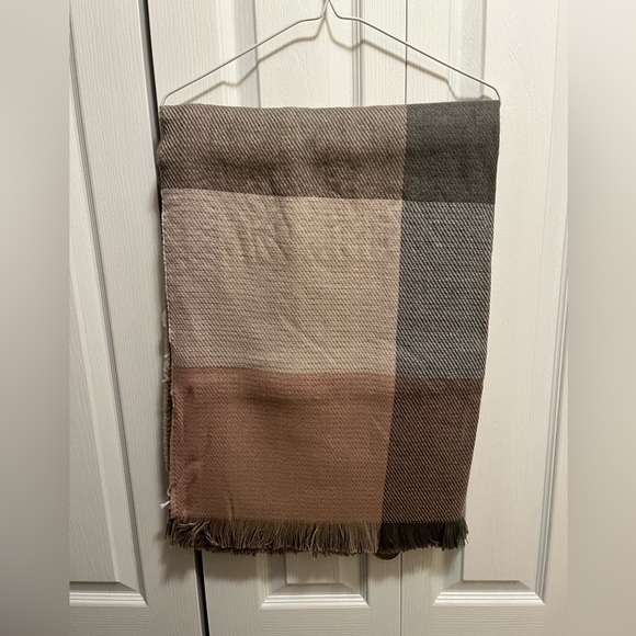 NWOT Garage Blanket Scarf - Picture 3 of 3